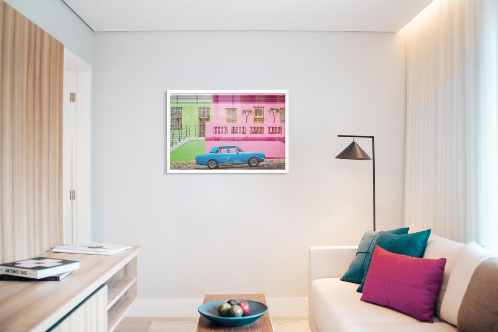 Plakat z kolorowymi blokami i samochodem powieszony w salonie