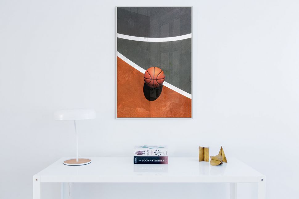 Plakat z piłką do koszykówki powieszony nad białym stolikiem