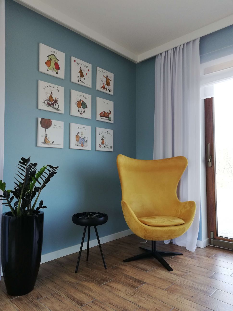 Canvas Just in Time for Tea autorstwa Sam Toft powieszony w salonie nad żółtym fotelem