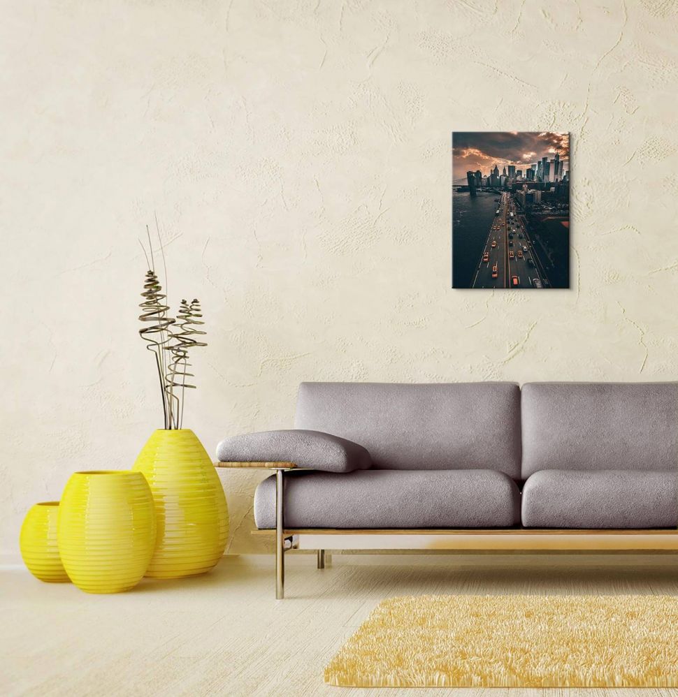 Obraz Pochmurny Manhattan powieszony w salonie nad kanapą