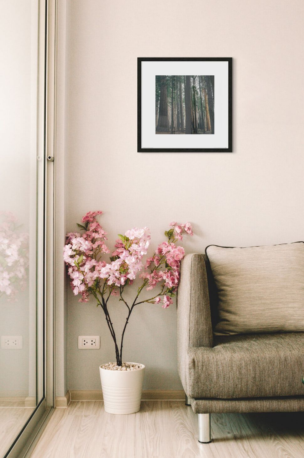 reprodukcja Leśny zagajnik w salonie nad różowym kwiatem