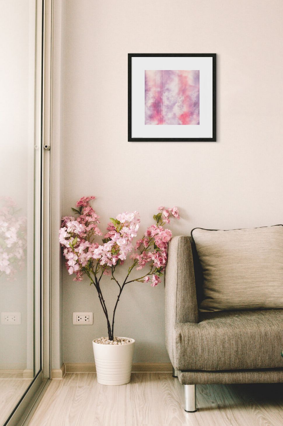 Plakat abstrakcyjny Pink Milky Way powieszony nad kanapą w salonie