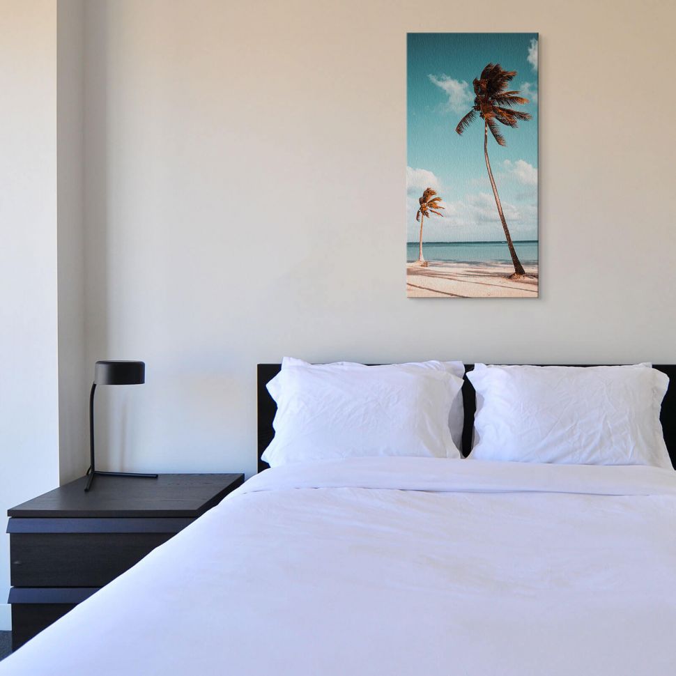 Obraz Palmy na plaży powieszony w sypialni nad łóżkiem