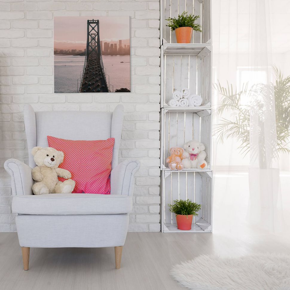 Obraz na płótnie Most w San Francisco powieszony na ceglanej ścianie nad fotelem
