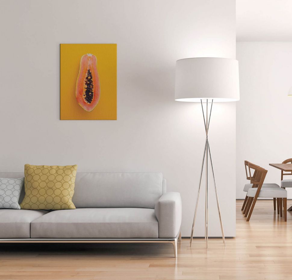 Obraz na płótnie przedstawiający papaję powieszony w salonie nad kanapą