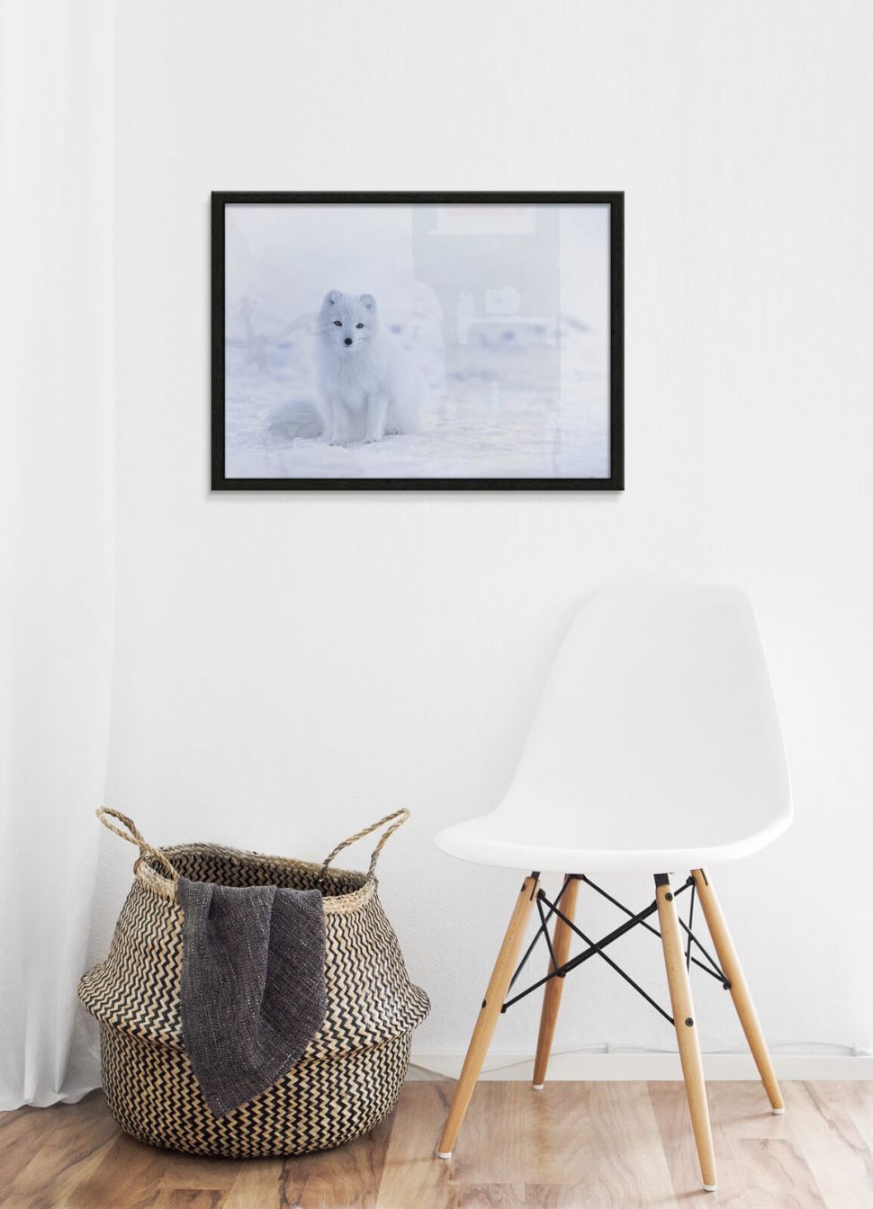 Lis Polarny na plakacie powieszonym w czarnej ramie nad krzesłem