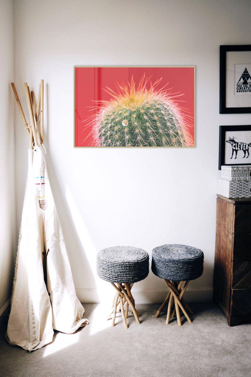 Plakat z Kaktusem na czerwonym tle powieszony na białej ścianie