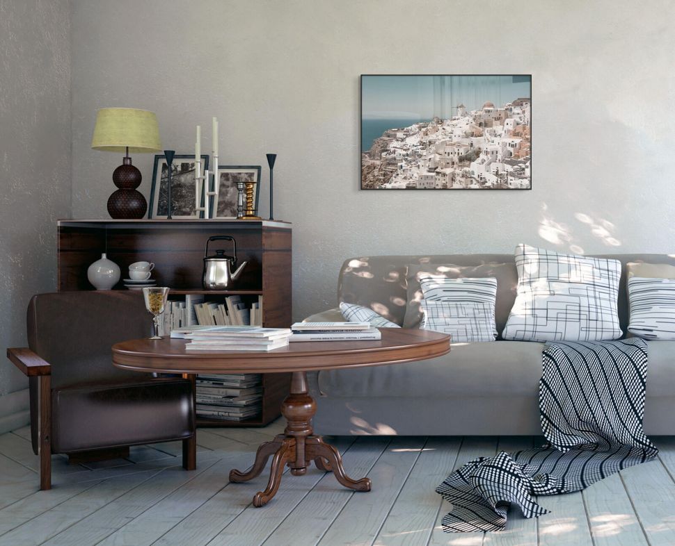 Plakat z Santorini powieszony nad kanapą w salonie