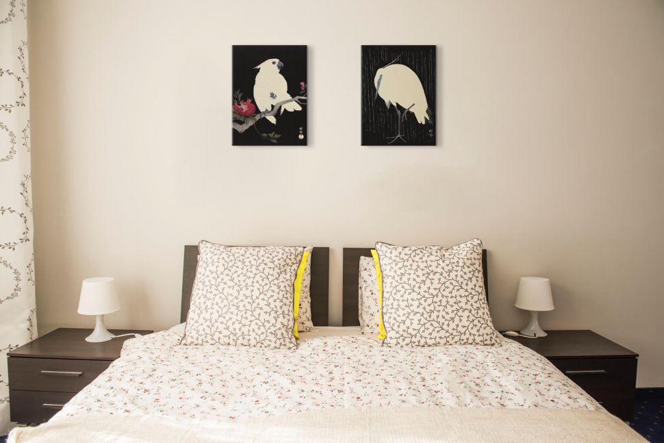 Obraz na płótnie z czaplą Egret in the Rain powieszony w sypialni nad łóżkiem