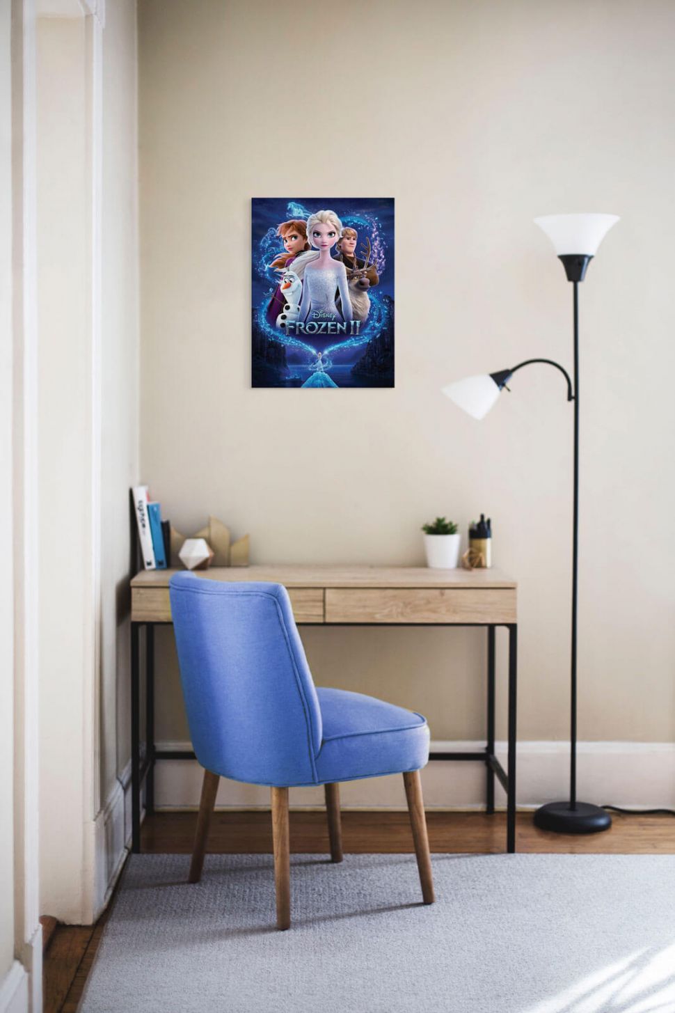 Obraz z bajki Frozen 2 Magic powieszony nad biurkiem drewnianym