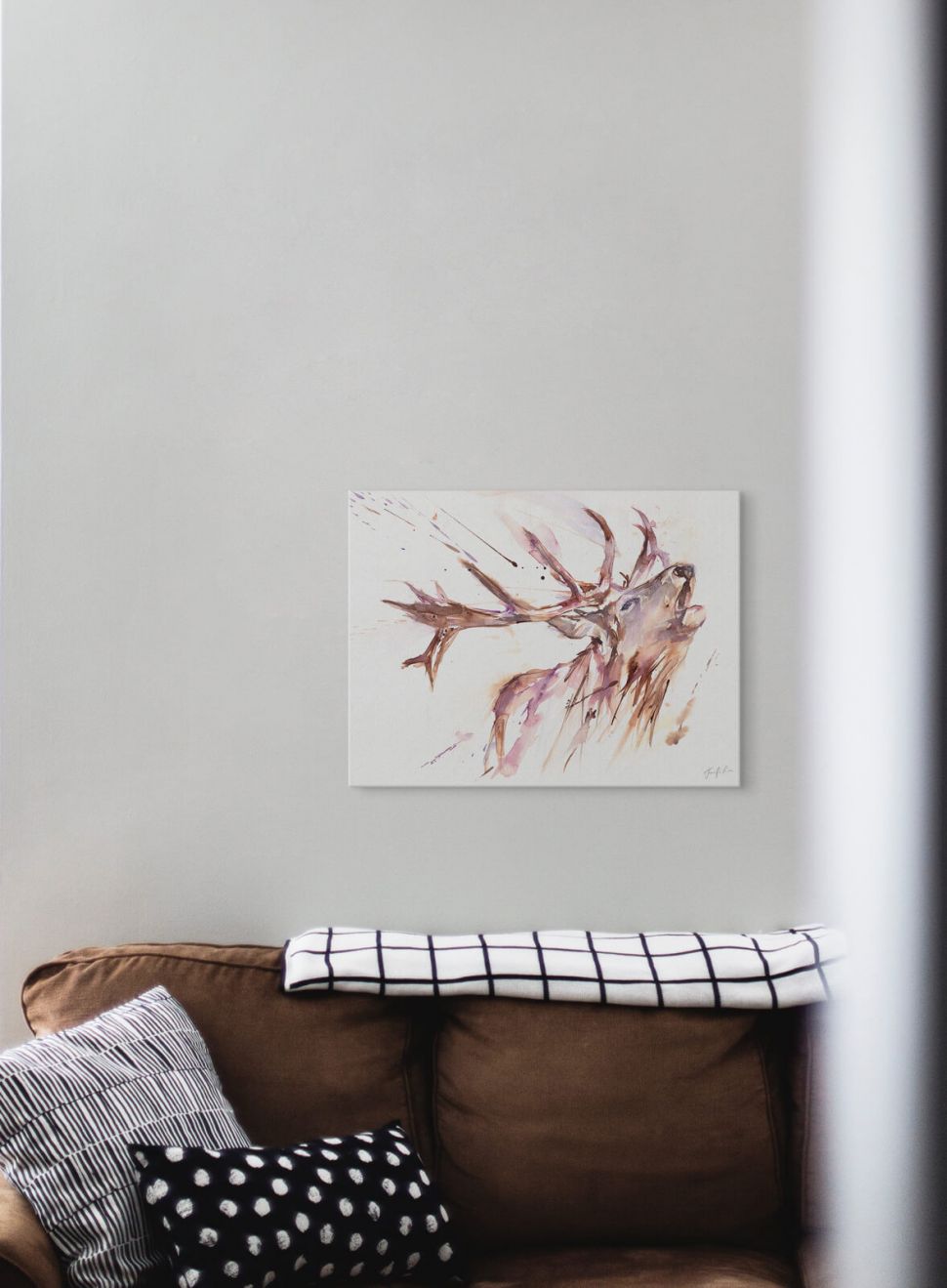 Obraz na płótnie z Jeleniem Roar powieszony nad brązową kanapą