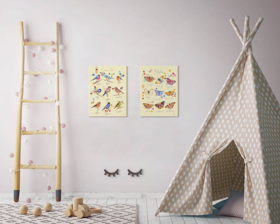 Obraz na płótnie z ptaszkami Garden Birds powieszony w pokoju dziecięcym obok namiotu tipi