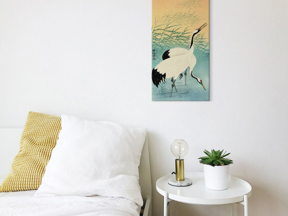 Canvas z Żurawiami powieszony nad stolikiem w sypialni