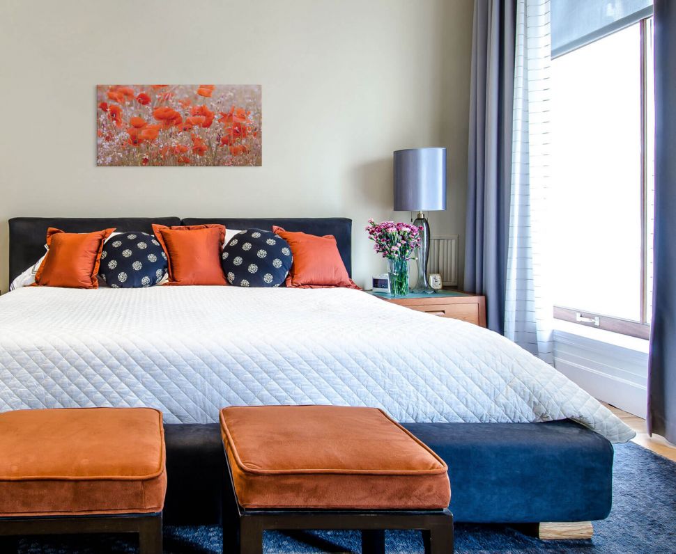 Canvas Poppy Meadow z łąką maków powieszony nad łóżkiem w sypialni