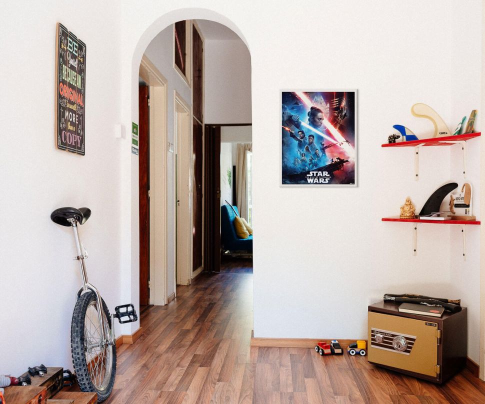 Canvas z filmu Gwiezdne wojny: Skywalker. Odrodzenie powieszony w korytarzu na białej ścianie