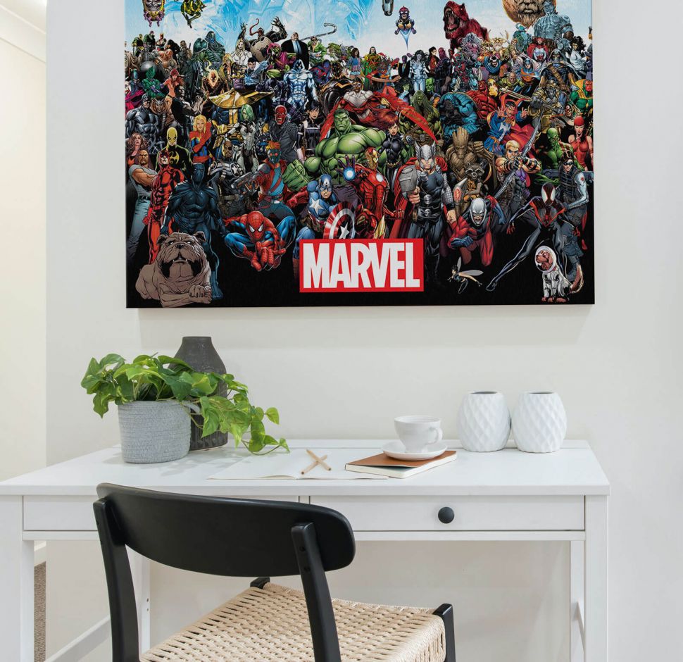 Obraz na płótnie z bohaterami Marvel Universe powieszony nad biurkiem
