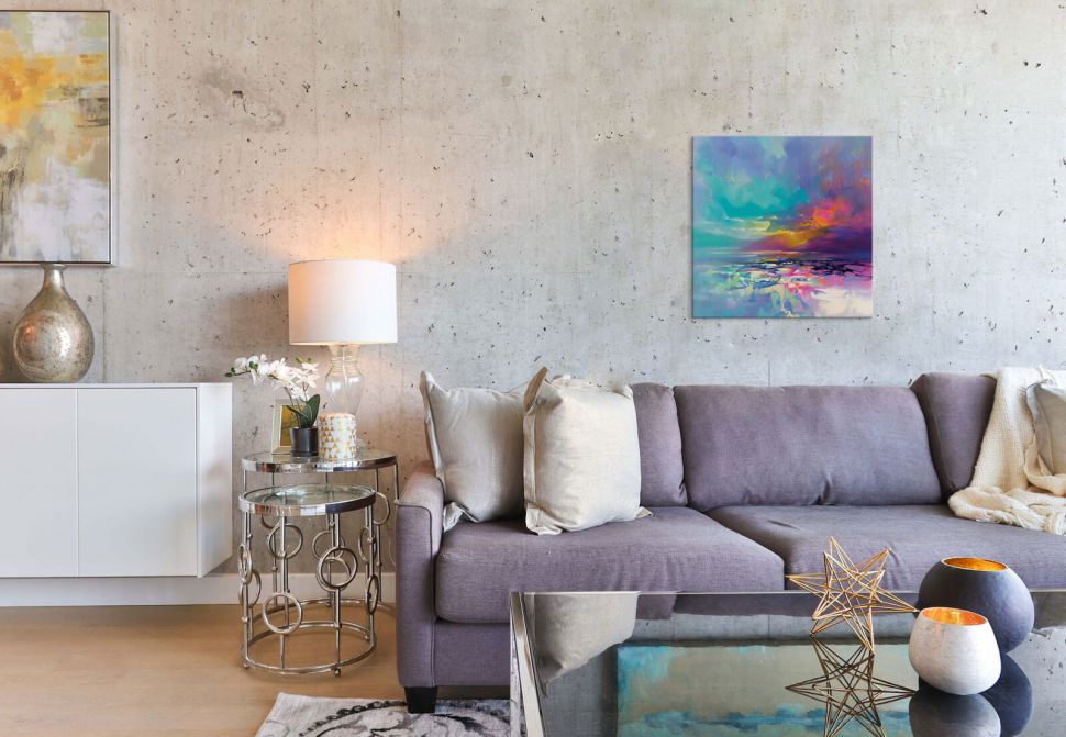 Obraz z kolorowym krajobrazem Emerging Hope powieszony w salonie nad kanapą