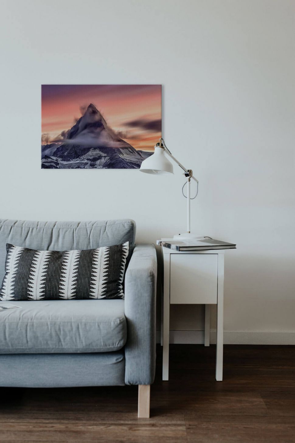 Obraz na płótnie Matterhorn powieszony w salonie nad szarą kanapą