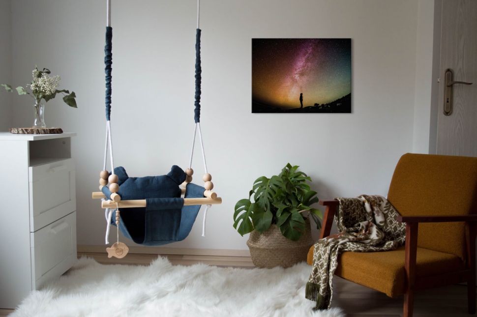 Obraz Droga Mleczna powieszony w salonie na białej ścianie