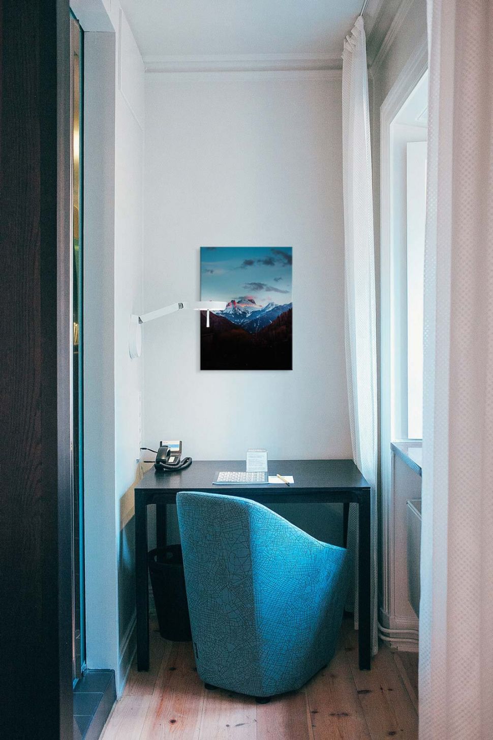 Canvas Górskie widoki powieszony nad czarnym biurkiem