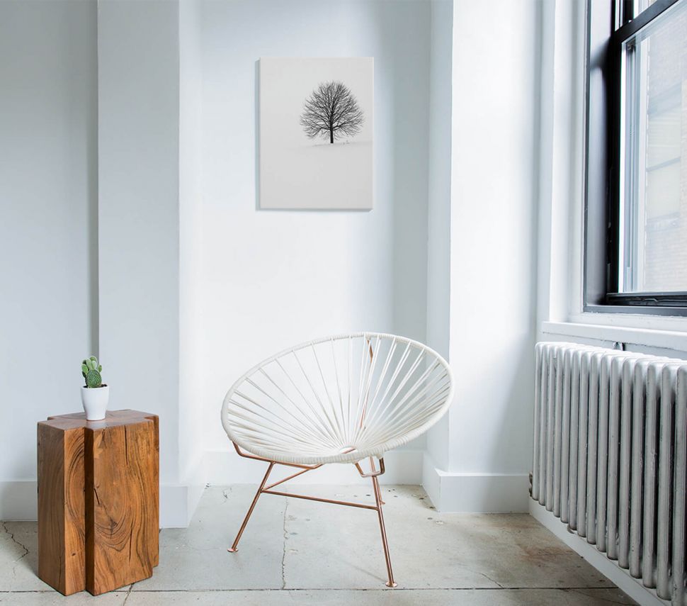 Obraz na płónie Samotne Drzewo powieszony nad fotelem w pokoju