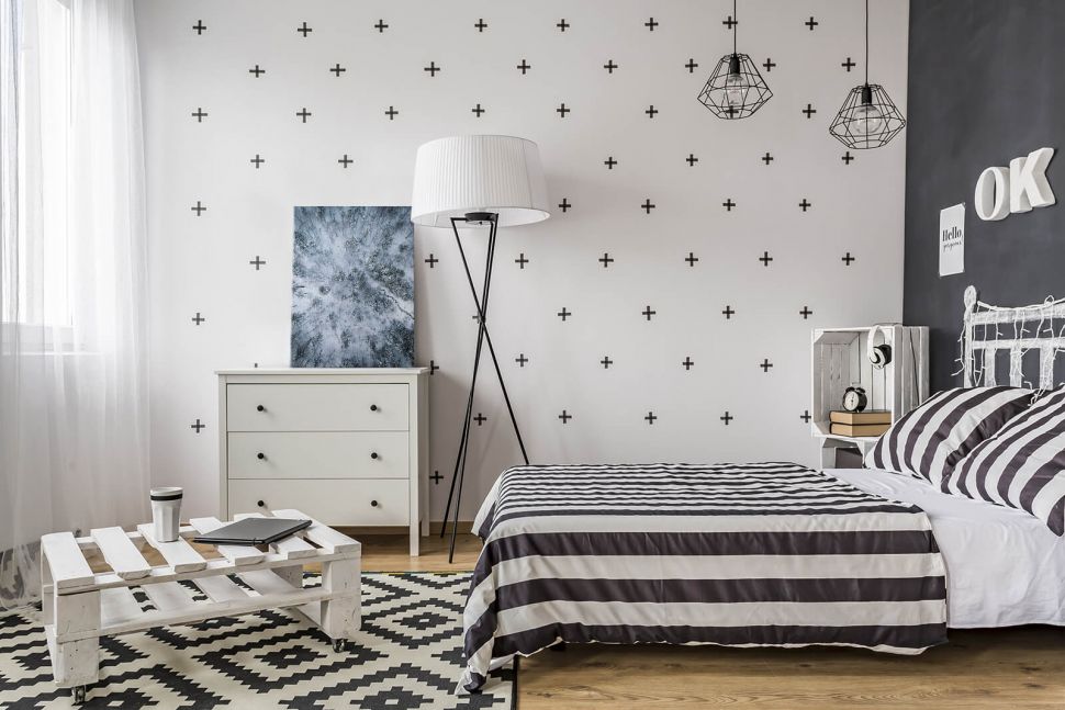 Canvas Zaśnieżony las postawiony na białej komodzie w sypialni