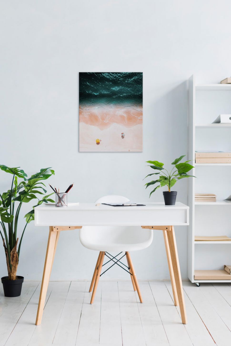 Obraz na płótnie Słoneczna plaża powieszony w biurze na białej ścianie