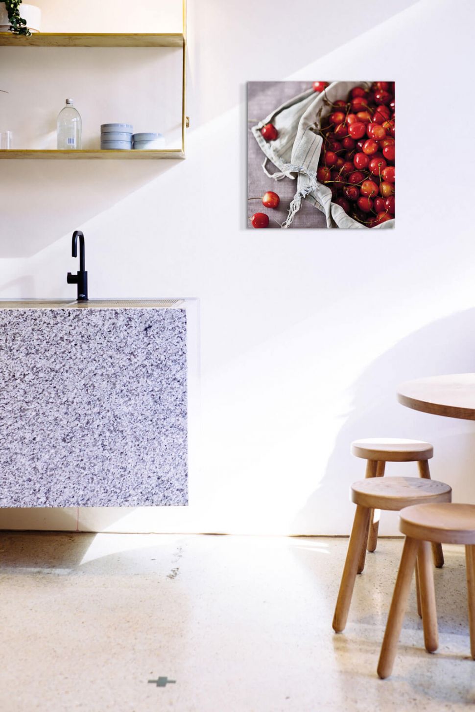 Obraz na płótnie Kosz pełen wiśni powieszony w kuchni na białej ścianie
