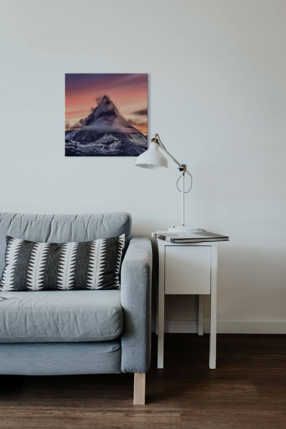 Canvas Matterhorn powieszony w salonie nad szarą sofą