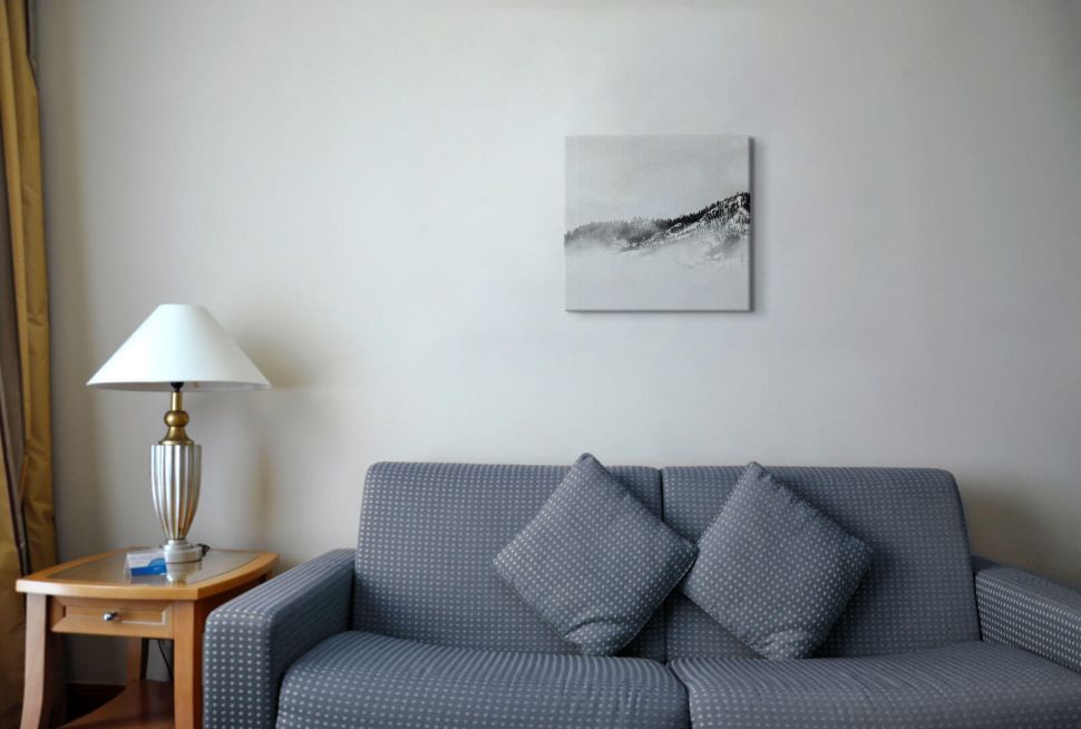 Obraz na płótnie Śnieżne stoki powieszony nad szarą kanapą w salonie