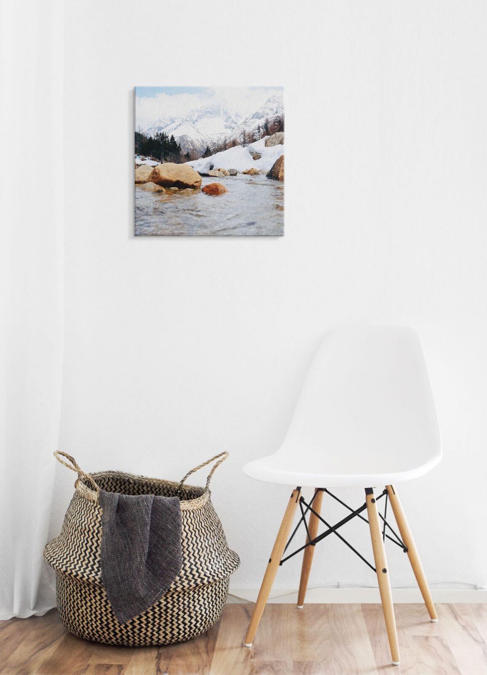 Obrazek Górski strumyk powieszony na białej ścianie nad krzesłem