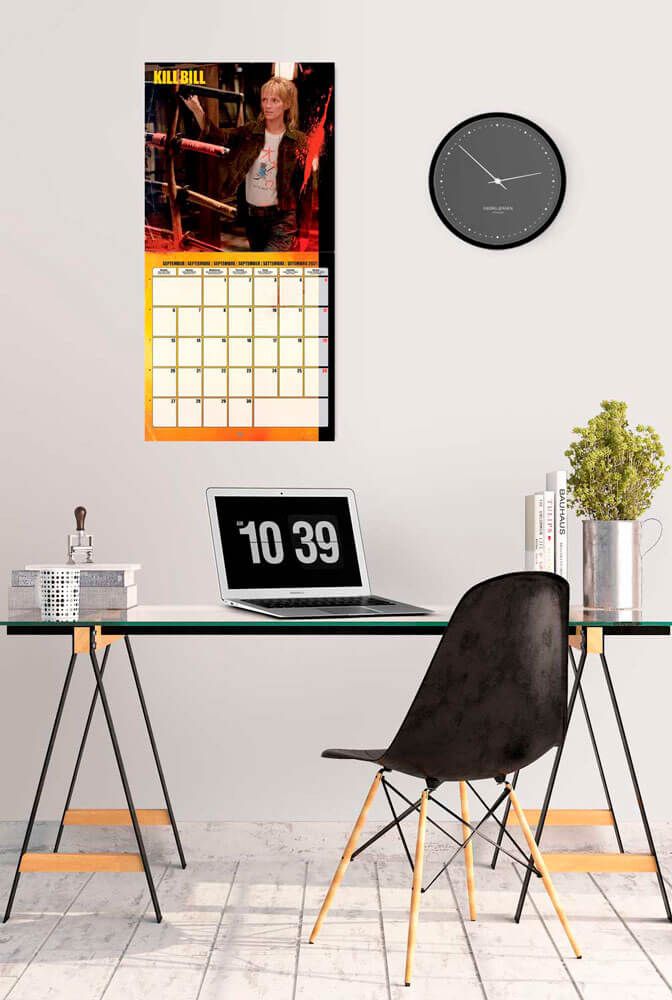 Ścienny kalendarz Kill Bill 2021 powieszony nad biurkiem