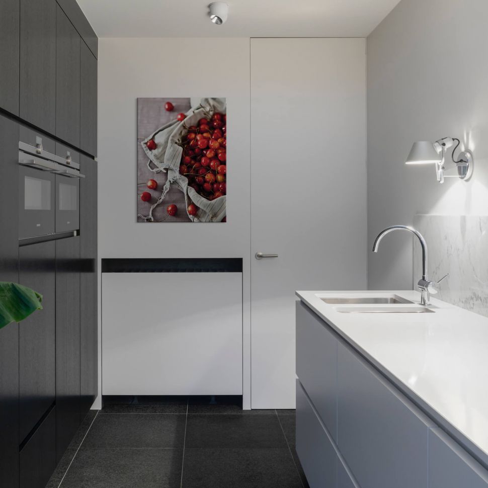 Obraz z Koszem pełnym wiśni powieszony w kuchni na białej ścianie