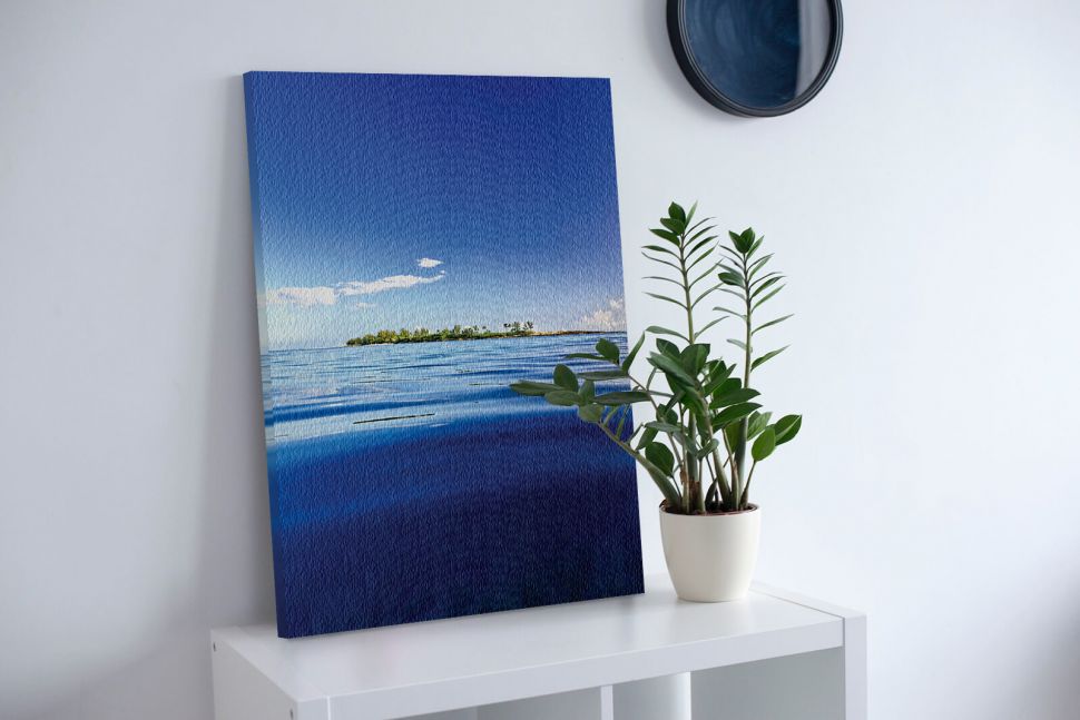Tropikalna wyspa na obrazie postawionym na białej szafce