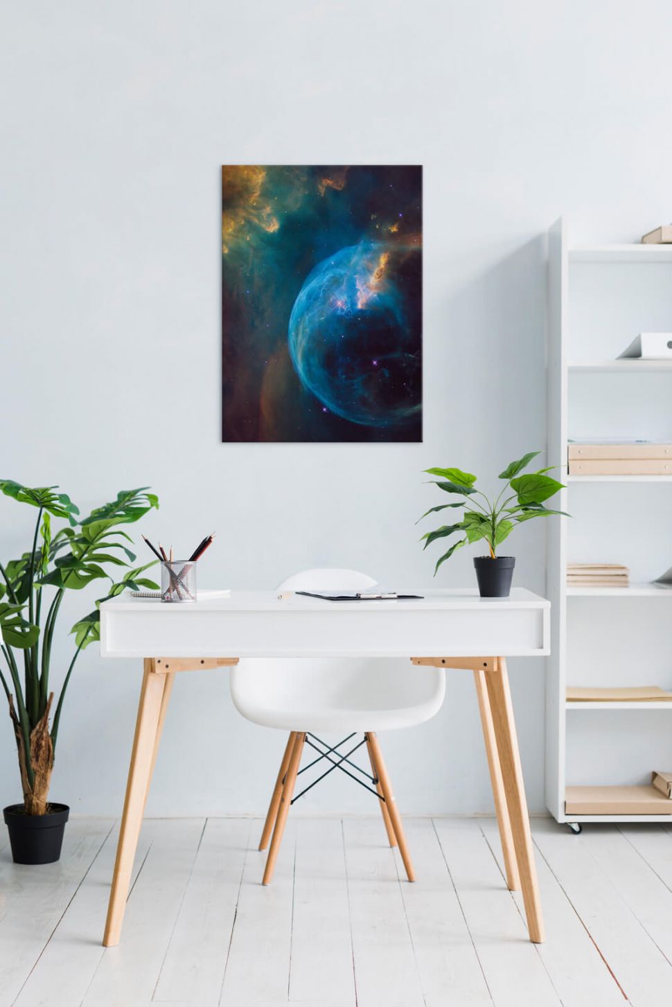 Canvas Supernova powieszony na białej ścianie w biurze