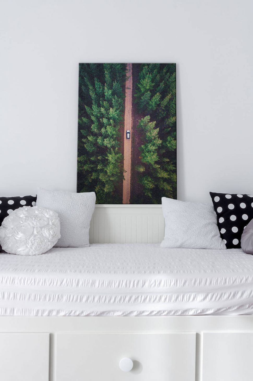 Obraz na płótnie Leśna Droga postawiony na białej ramie łóżka w sypialni