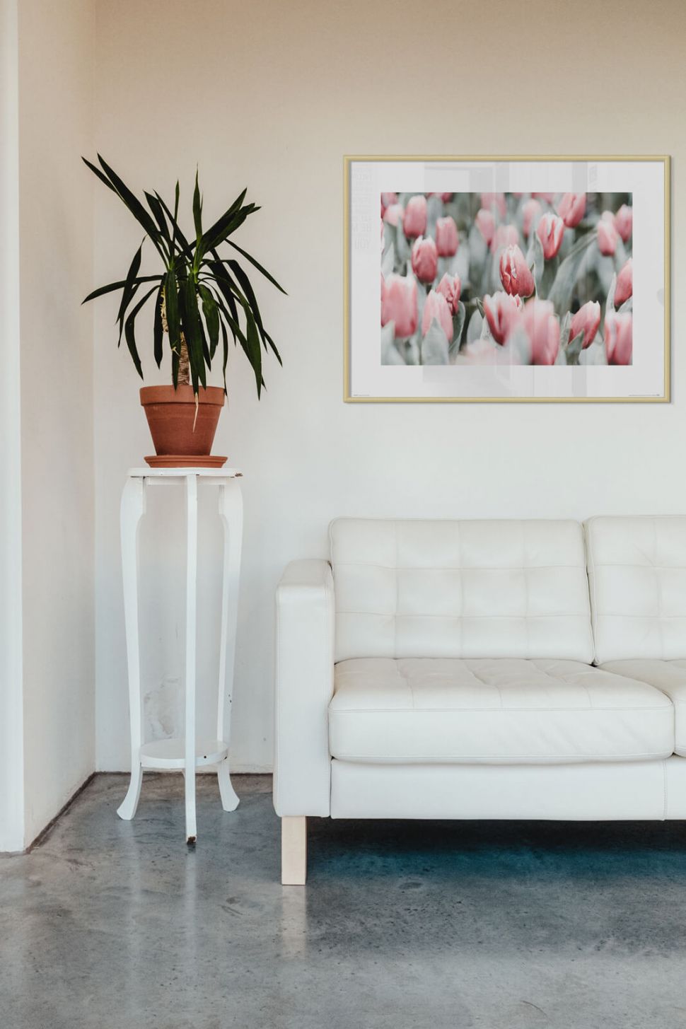 Reprint Różowe tulipany w salonie nad kanapą