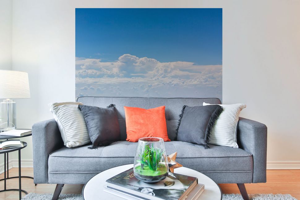 Fototapeta Cumulusy w salonie nad kanapą