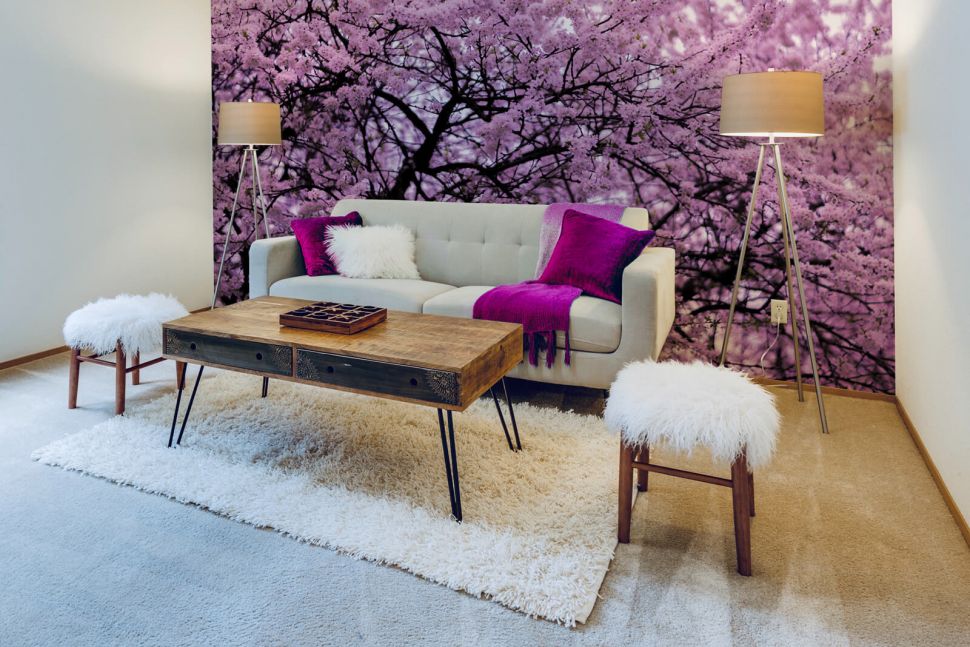 Tapeta Kwitnące Drzewo w salonie za kanapą
