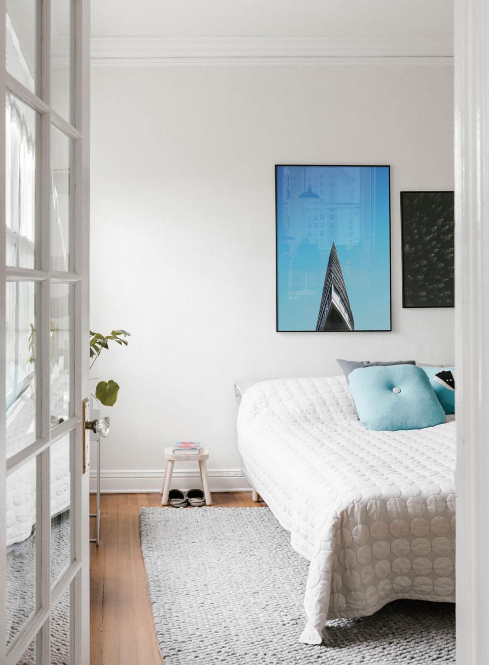Plakat Trójkątny Wieżowiec w sypialni nad łóżkiem