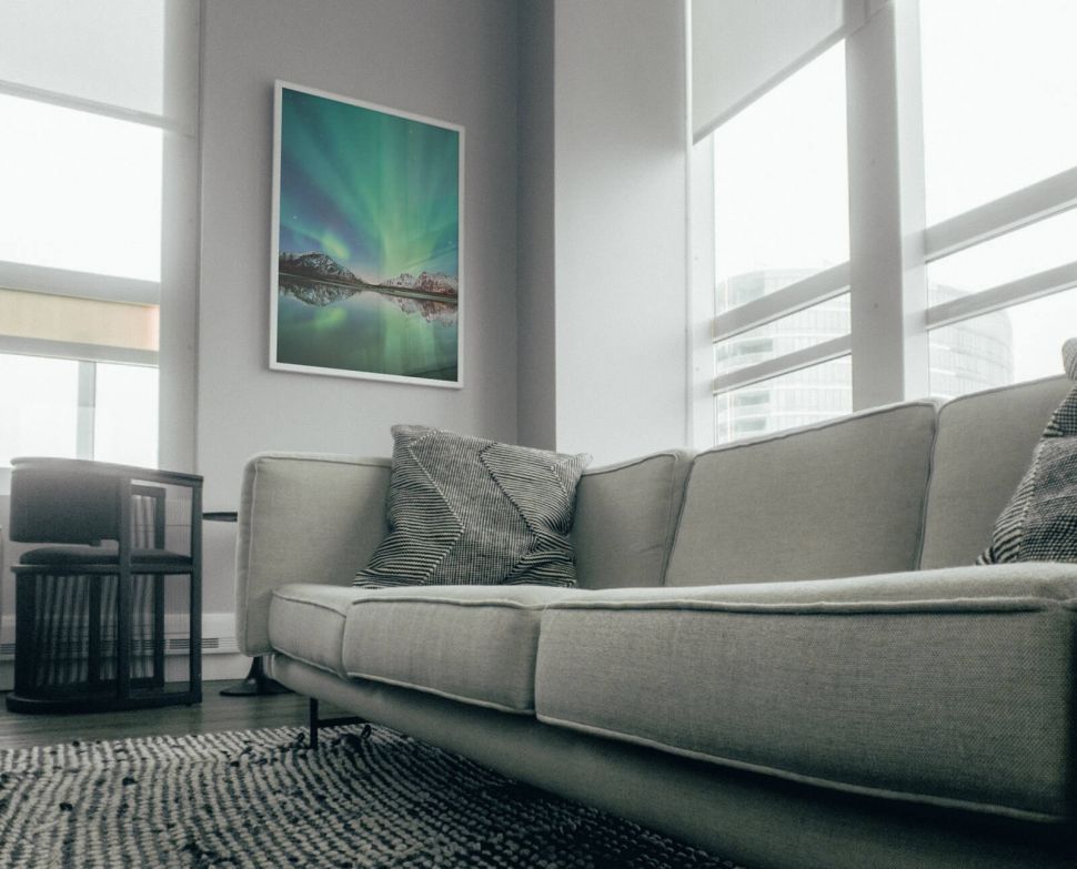 Plakat Zorza Polarna w salonie nad kanapą