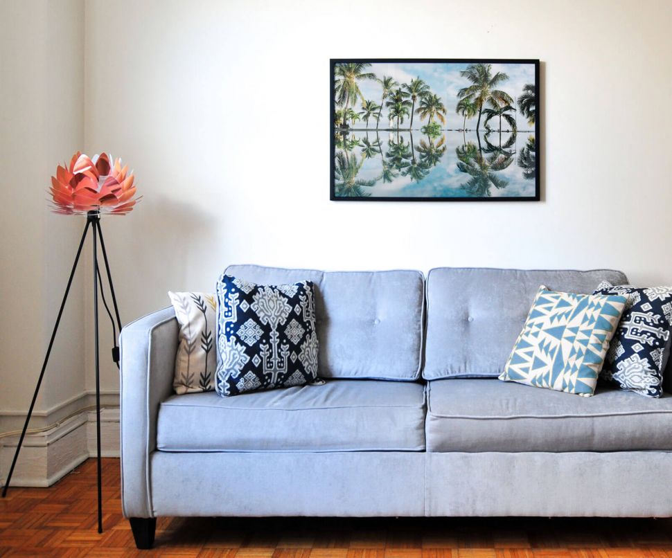 Plakat Palmy w salonie nad kanapą