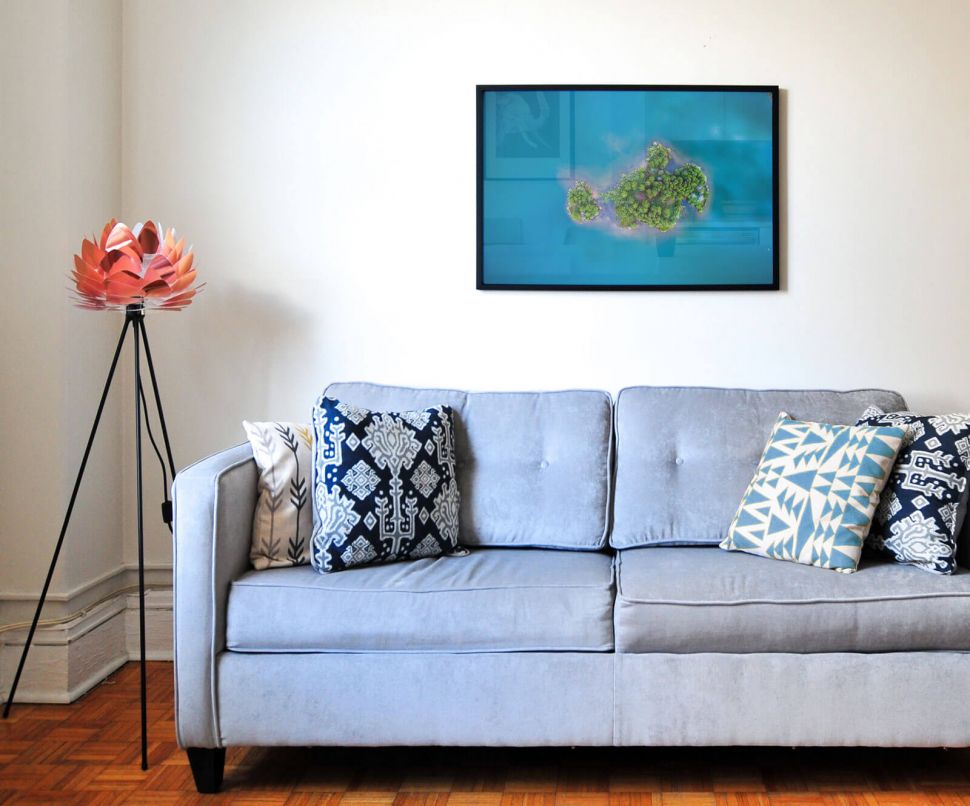 Plakat Zielona Wyspa w salonie nad kanapą