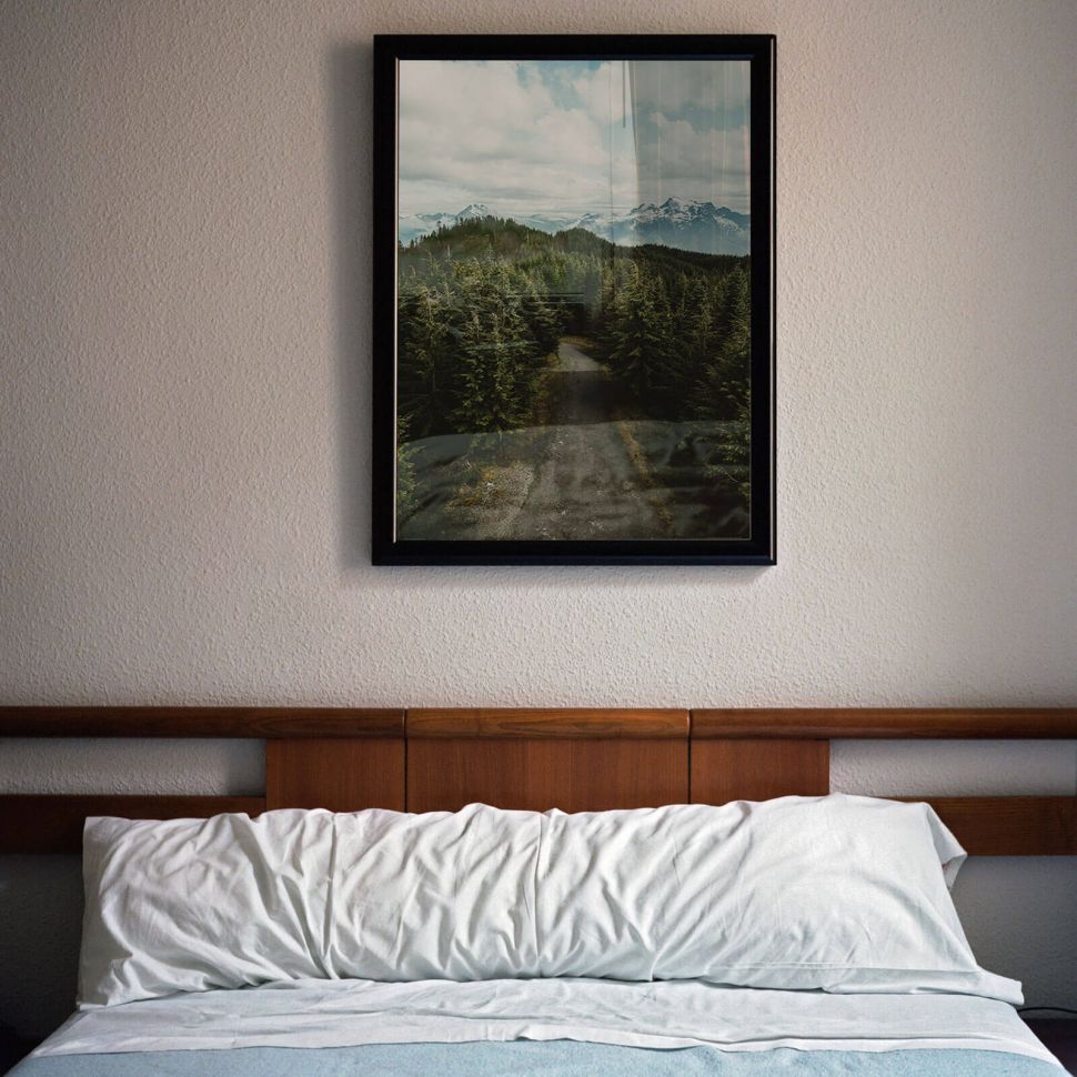 Plakat Górski Szlak w sypialni nad łóżkiem