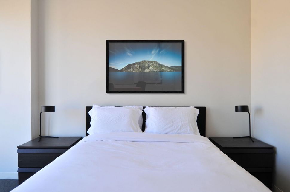 Plakat Góra nad Jeziorem w sypialni nad łóżkiem