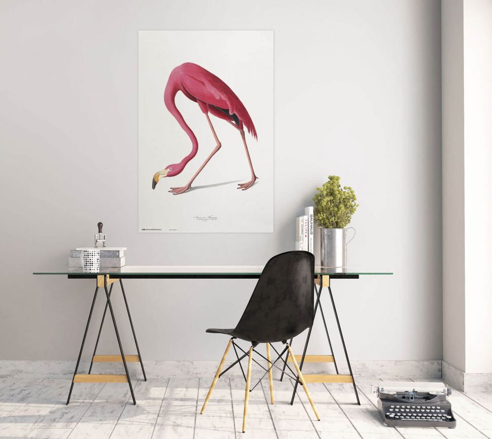 Plakat American Flamingo nad biurkiem na białej ścianie