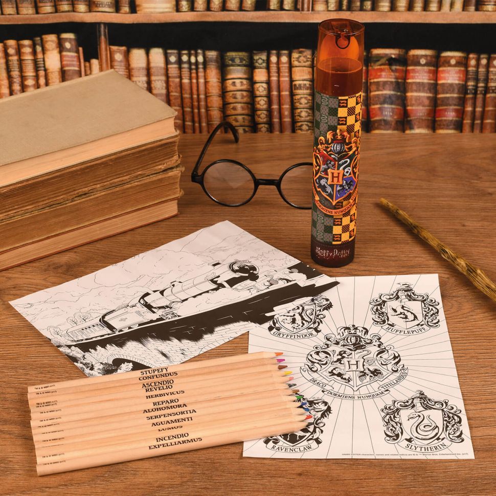 Kolorowe kredki w zestawie z temperówką i plakatami do kolorowania Harry Potter Hogwarts