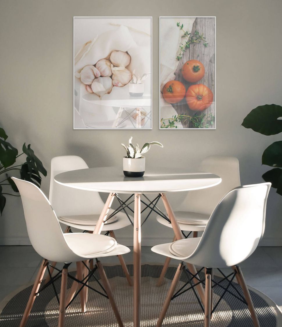 Plakaty kulinarne oprawione w srebrne ramy aluminiowe powieszone w jadalni nad stołem