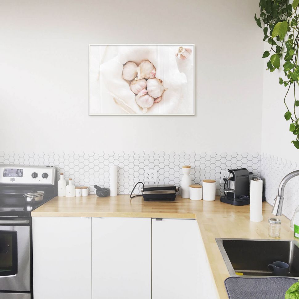 Biała rama aluminiowa 70x100 cm powieszona w kuchni na ścianie