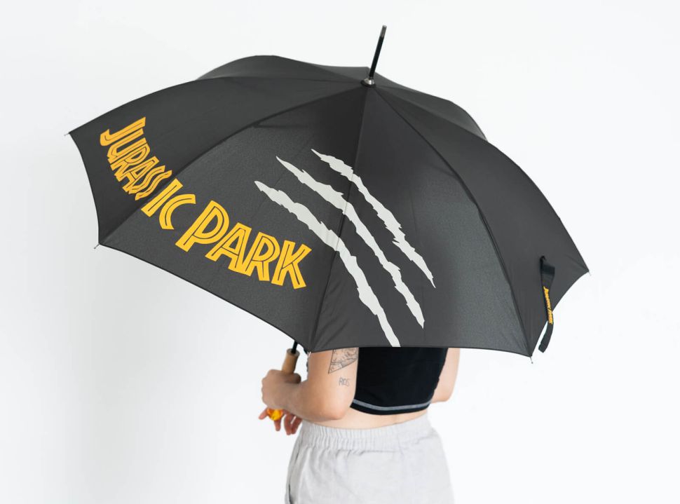 Parasol Jurassic Park w czarnym kolorze z żółtym logo Parku Jurajskiego
